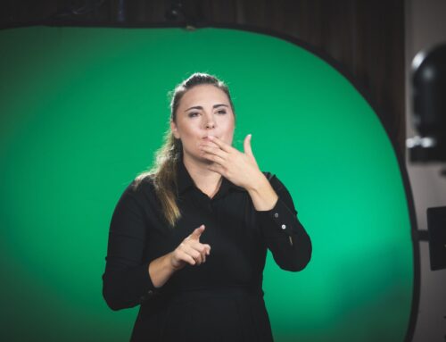 Tolmačenje znakovnega jezika – most med družbo in gluho skupnostjo 